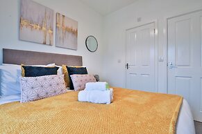 2 Bed Flat with Parking Near Waterfront