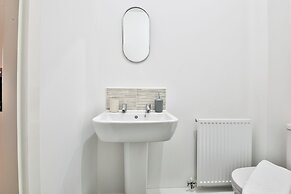 2 Bed Flat with Parking Near Waterfront