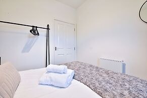 2 Bed Flat with Parking Near Waterfront