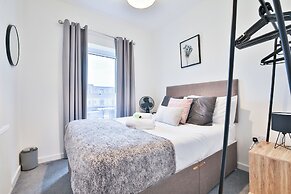 2 Bed Flat with Parking Near Waterfront