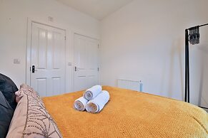 2 Bed Flat with Parking Near Waterfront
