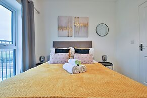 2 Bed Flat with Parking Near Waterfront