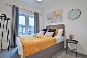 2 Bed Flat with Parking Near Waterfront
