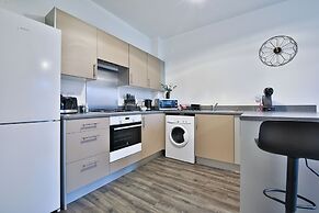 2 Bed Flat with Parking Near Waterfront