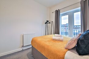 2 Bed Flat with Parking Near Waterfront