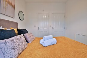 2 Bed Flat with Parking Near Waterfront