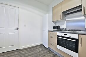 2 Bed Flat with Parking Near Waterfront