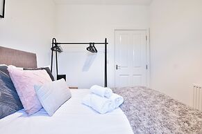 2 Bed Flat with Parking Near Waterfront