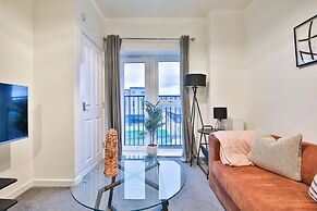 2 Bed Flat with Parking Near Waterfront