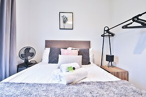 2 Bed Flat with Parking Near Waterfront