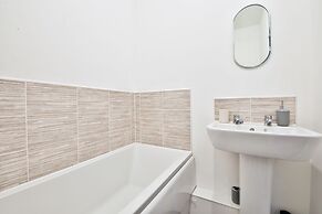 2 Bed Flat with Parking Near Waterfront