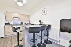 2 Bed Flat with Parking Near Waterfront