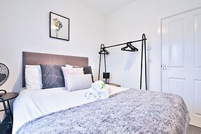 2 Bed Flat with Parking Near Waterfront