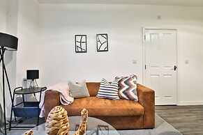2 Bed Flat with Parking Near Waterfront