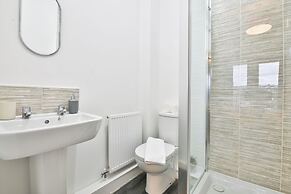 2 Bed Flat with Parking Near Waterfront