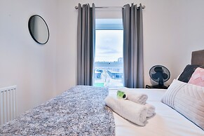 2 Bed Flat with Parking Near Waterfront