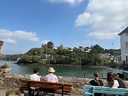 The Slipway Suite, Fowey Harbour & Parking 1 Min