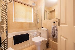 Mayfair 3-bed 6-guest W/patio & ac Berkeley Square