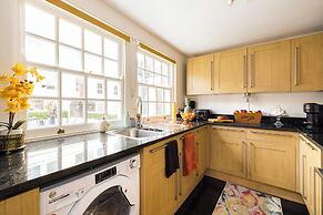Mayfair 3-bed 6-guest W/patio & ac Berkeley Square