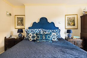Mayfair 3-bed 6-guest W/patio & ac Berkeley Square