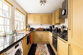 Mayfair 3-bed 6-guest W/patio & ac Berkeley Square