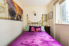Mayfair 3-bed 6-guest W/patio & ac Berkeley Square