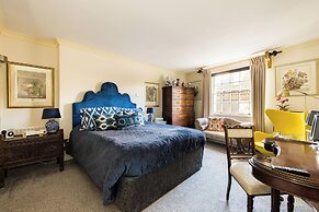 Mayfair 3-bed 6-guest W/patio & ac Berkeley Square