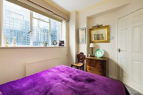 Mayfair 3-bed 6-guest W/patio & ac Berkeley Square