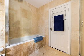 Mayfair 3-bed 6-guest W/patio & ac Berkeley Square