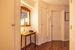 Mayfair 3-bed 6-guest W/patio & ac Berkeley Square