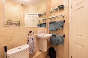 Mayfair 3-bed 6-guest W/patio & ac Berkeley Square