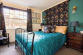 Mayfair 3-bed 6-guest W/patio & ac Berkeley Square