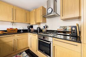 Mayfair 3-bed 6-guest W/patio & ac Berkeley Square