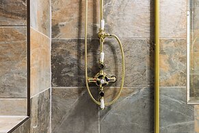 Mayfair 3-bed 5-guest Berkeley Square 1729 House