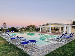 Hotel with swimming pool near Stintino