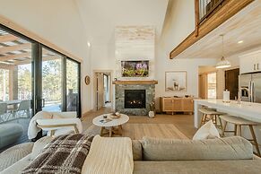 Wilderness Club Nest Modern Cabin Retreat for 9 w/ Hot Tub
