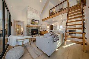 Wilderness Club Nest Modern Cabin Retreat for 9 w/ Hot Tub