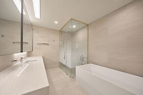 UH FLAT SIGNATURE DAEGU