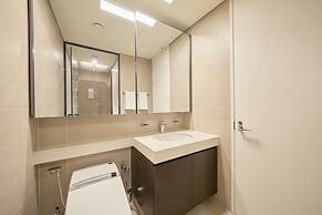 UH FLAT SIGNATURE DAEGU