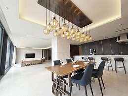 UH FLAT SIGNATURE DAEGU