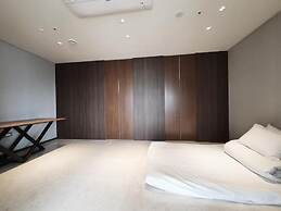 UH FLAT SIGNATURE DAEGU