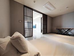 UH FLAT SIGNATURE DAEGU