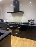 5beds10people 5minutes dr Airport Train Station