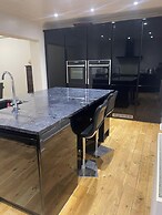 5beds10people 5minutes dr Airport Train Station