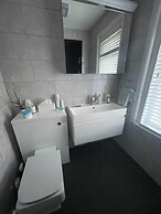 5beds10people 5minutes dr Airport Train Station