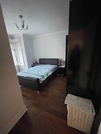 5beds10people 5minutes dr Airport Train Station