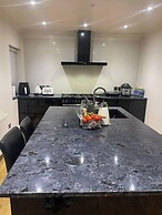 5beds10people 5minutes dr Airport Train Station