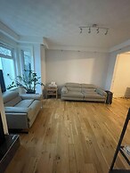 5beds10people 5minutes dr Airport Train Station