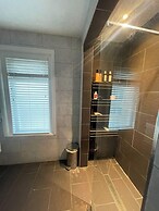 5beds10people 5minutes dr Airport Train Station