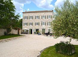 Tranquil Getaway With Shared Pool in Bale